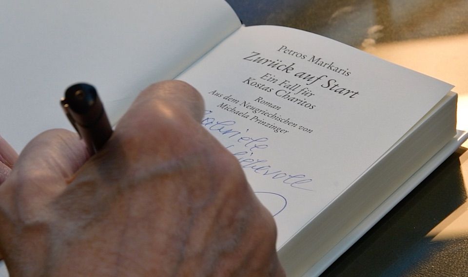 Συνομιλώντας με τον Πέτρο Μάρκαρη για την αστυνομική λογοτεχνεία Video