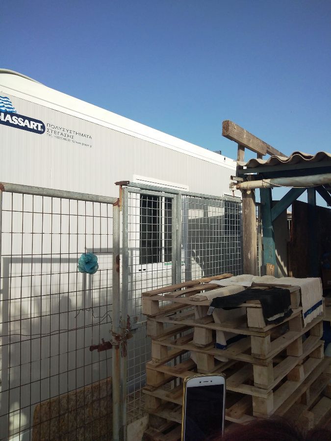 Tοποθέτηση προκατασκευασμένου οικίσκου στο προσωρινό καταφύγιο αδέσποτων ζώων