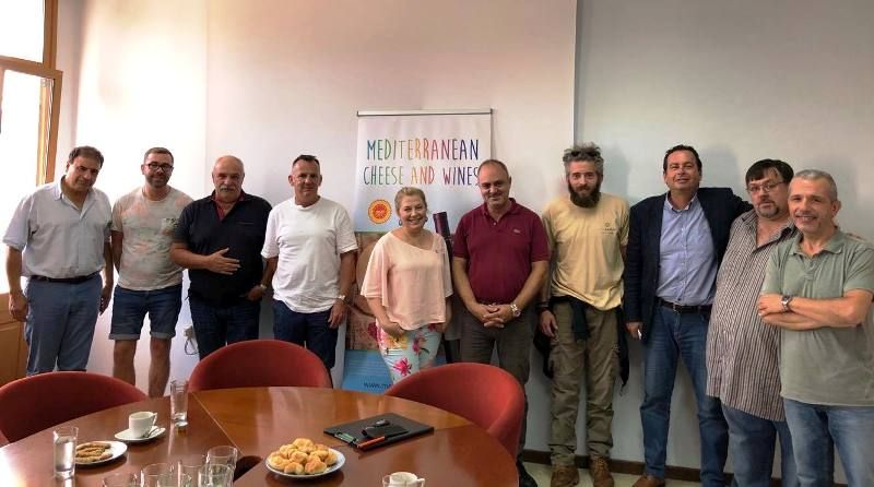 Γέμισε ξέχειλη την κούπα με σαμιώτικο κρασί!