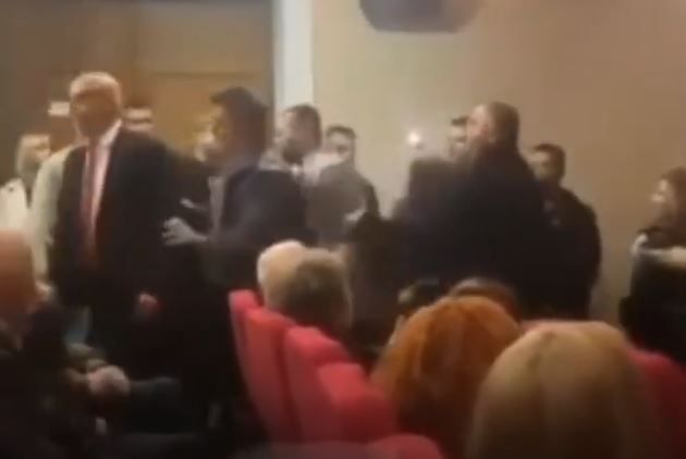 Λέρος: Πλακώθηκαν στην ορκομωσία της νέας δημοτικής αρχής VIDEO