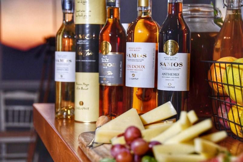 Σαμιώτικο κρασί και γραβιέρα Νάξου