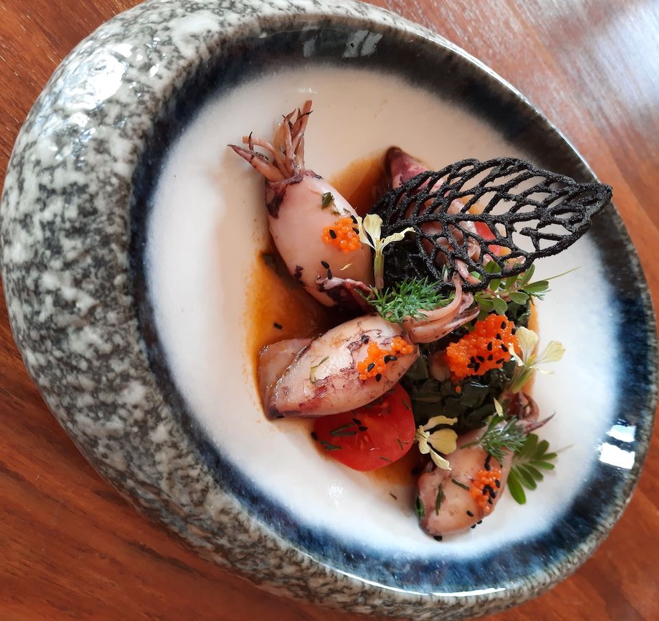 Καλαμαράκια γεμιστά με πληγούρι, σπετσιέρικο και μοσχάτο σαμιώτικο κρασί