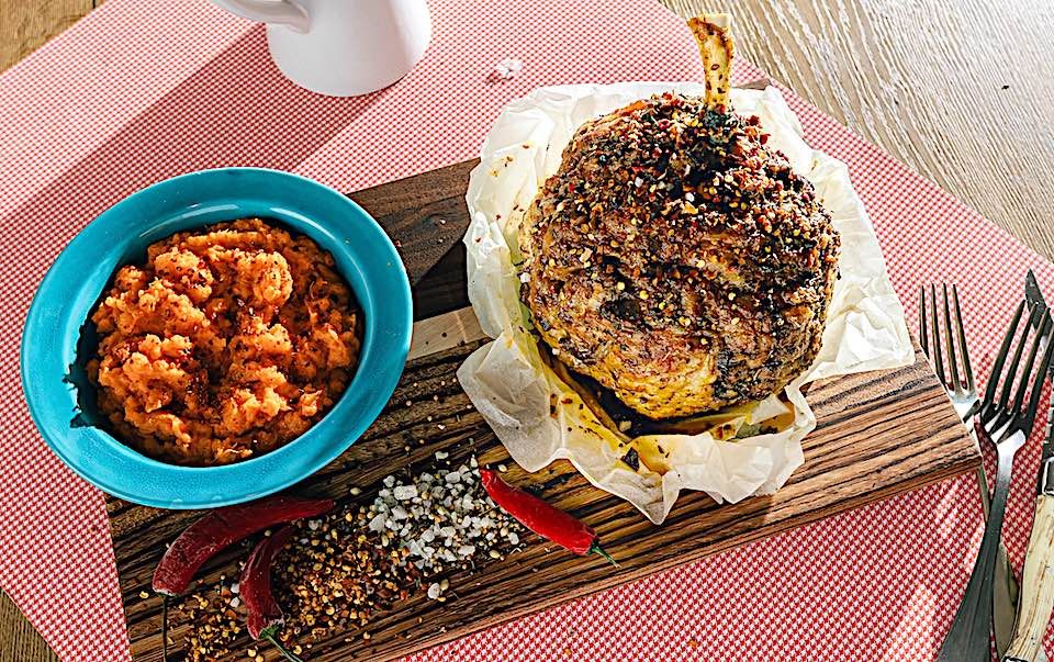 Κότσι αρνίσιο στο φούρνο με μέλι, γλυκό σαμιώτικο κρασί και πουρέ γλυκοπατάτας