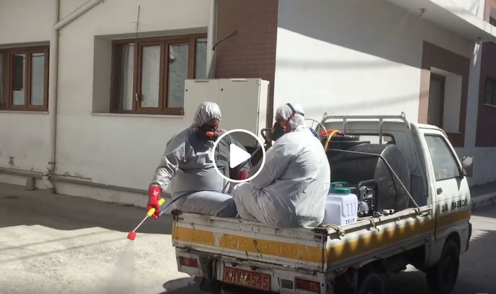 Προσωπικό του Δήμου Ανατολικής Σάμου σε απολύμανση εξωτερικών χώρων.