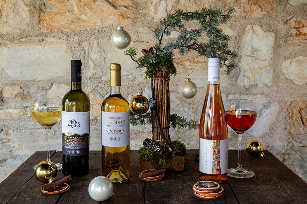 ΤΟ ΣΑΜΙΩΤΙΚΟ ΜΟΣΧΑΤΟ ΣΤΡΩΝΕΙ ΤΟ ΧΡΙΣΤΟΥΓΕΝΝΙΑΤΙΚΟ ΤΡΑΠΕΖΙ