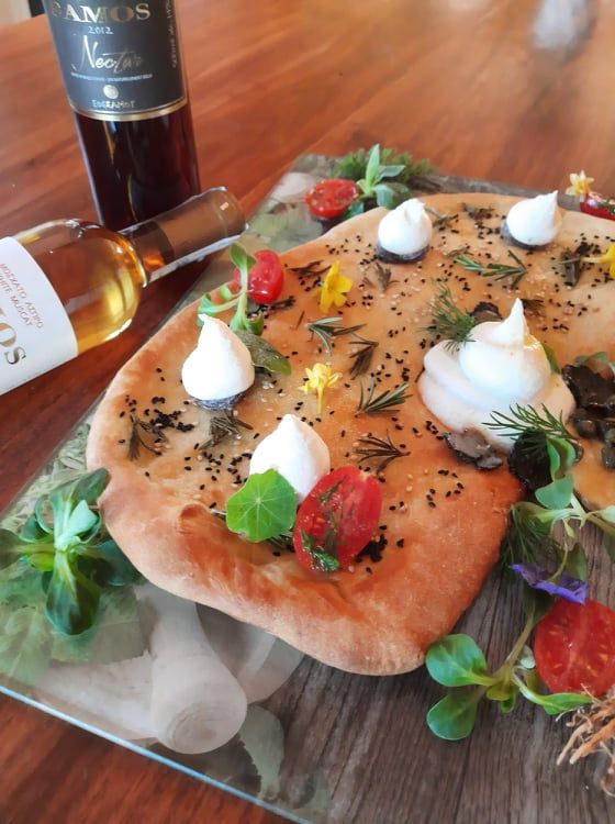 Σαμιώτικη ταραμοσαλάτα με Μοσχάτο κρασί και σπιτική λαγάνα