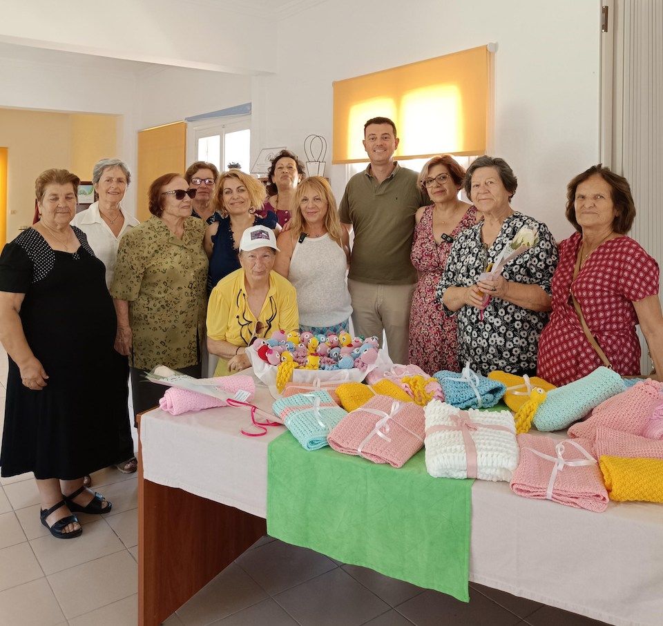 Πλεκτά για τα πρόωρα νεογνά του Νοσοκομείου Παίδων απο το ΚΑΠΗ Σάμου