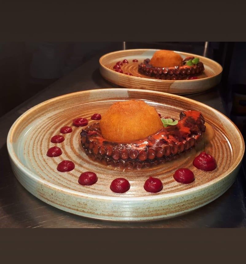 Χταπόδι με σαμιώτικο κρασί και φαβοκεφτέδες