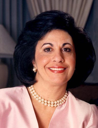 H Πριγκίπισσα Αικατερίνη της Σερβίας δωρίζει βιβλία στη Δημοσια Βιβλιοθήκη Σάμου