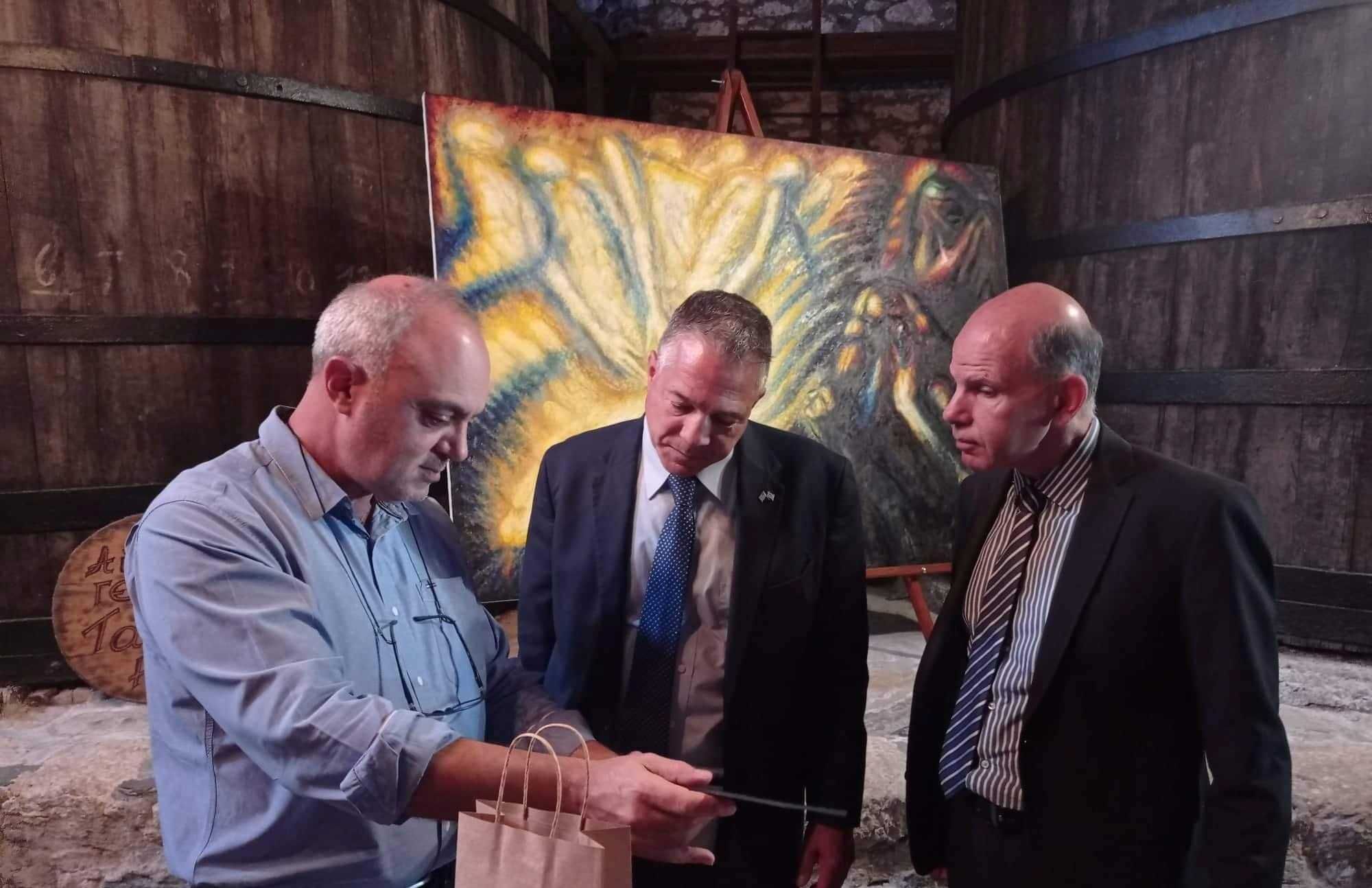 O Ελληνοαμερικανός Γερουσιαστής Λ. ΡΑΠΤΑΚΗΣ στο Μουσείο Οίνου του Συνεταιρισμού Σάμου