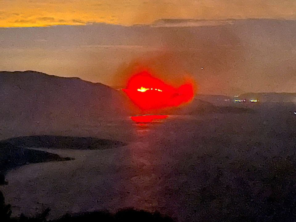 Ολονύχτια μάχη με τις φλόγες στη Ζωοδόχο Πηγή Σάμου – Συντονισμένη επιχείρηση κατάσβεσης σε δύσβατη περιοχή