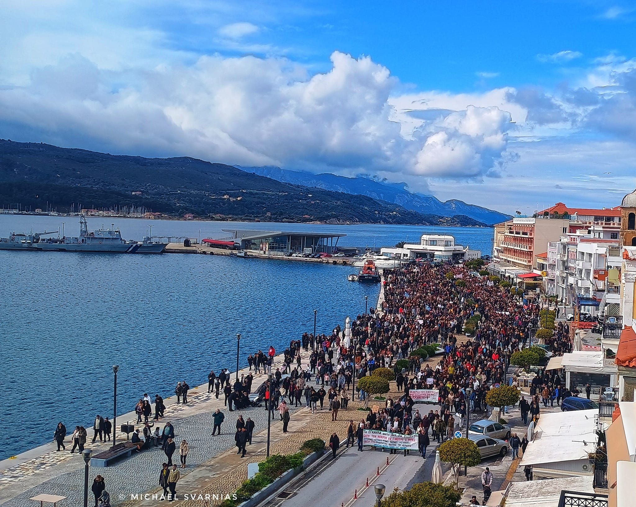 Σάμος: Χιλιάδες κόσμου στις πλατείες για τα Τέμπη