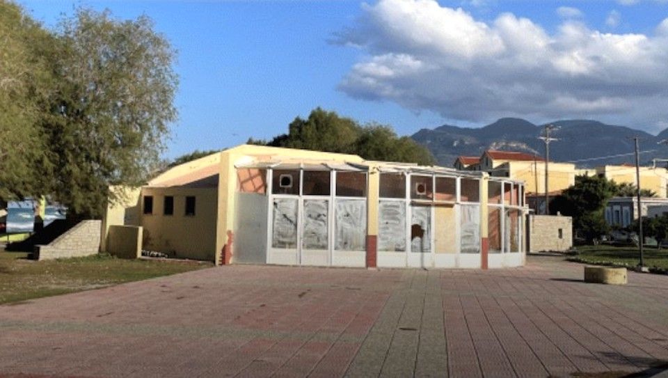 Μετά από 12 χρόνια αδράνειας ο Δήμος Δυτικής Σάμου δίνει λύση και αξιοποιεί το ακίνητο του Beach Front στο Λιμάνι Καρλοβάσου.