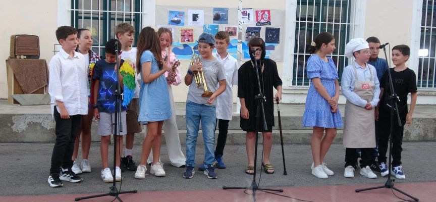 Τα παιδιά παίζουν και τραγουδούν Μίκη!