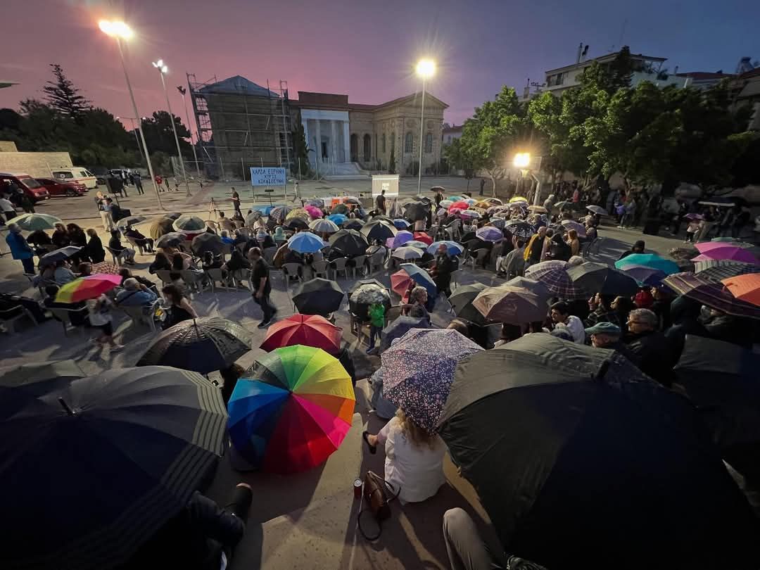 Σάμος: Μεγάλη εκδήλωση για τα Τέμπη υπό βροχή