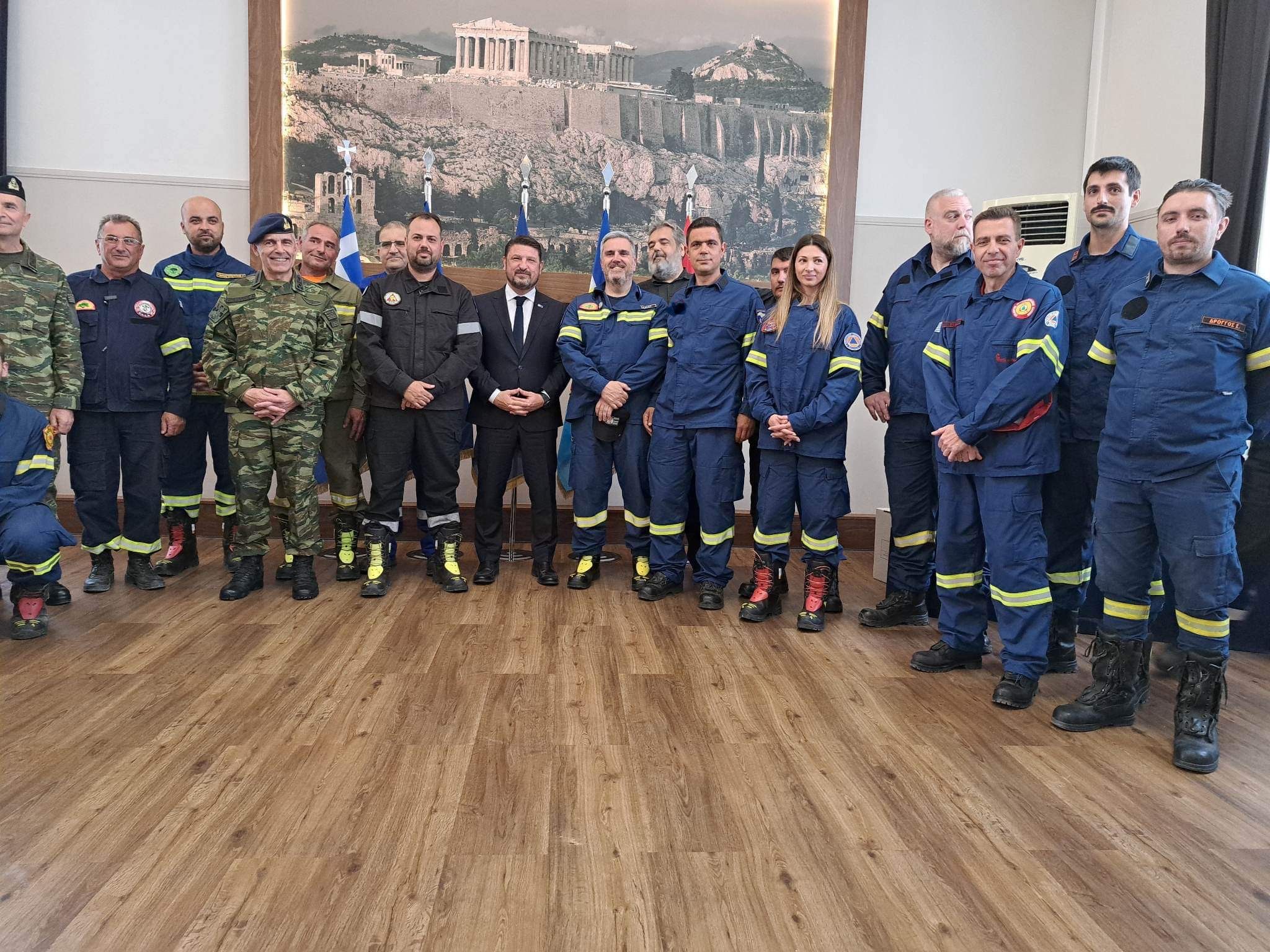 Ο υφυπουργός Εθνικής Άμυνας Ν. Χαρδαλιάς, παρέδωσε μέσα ατομικής προστασίας σε εθελοντικές ομάδες