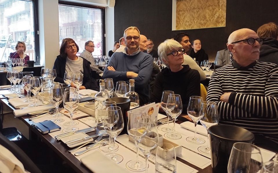 Η ΚΟΛΩΝΙΑ ΥΠΟΔΕΧΕΤΑΙ ΤΑ ΚΡΑΣΙΑ ΤΟΥ ΣΥΝΕΤΑΙΡΙΣΜΟΥ ΣΑΜΟΥ