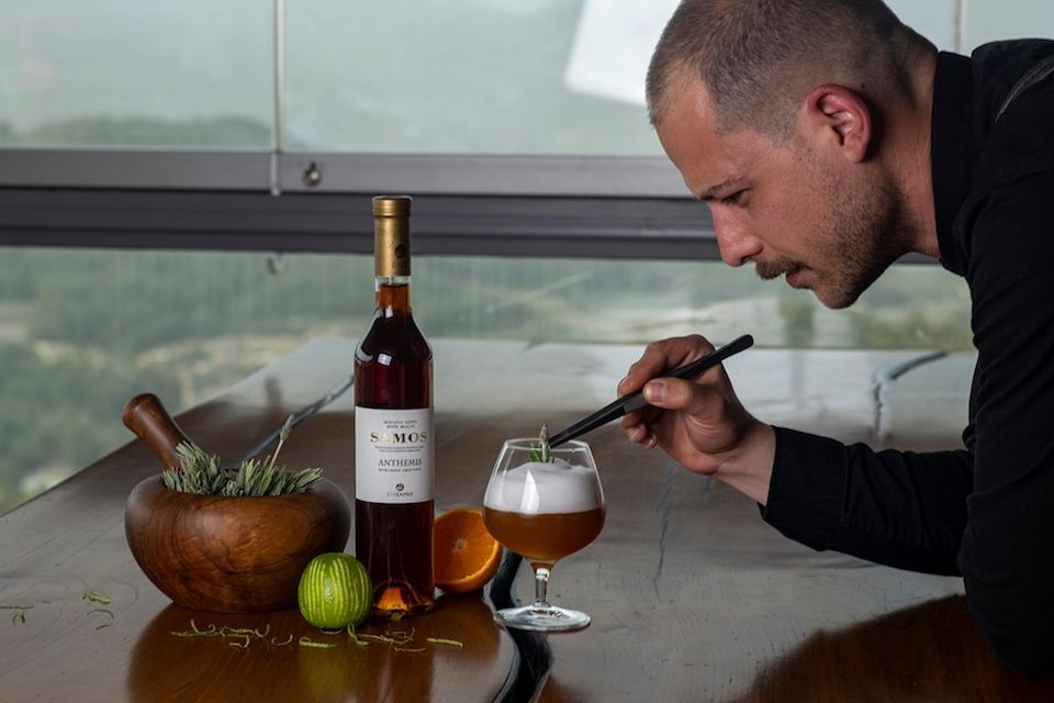 FLAMING SUNSET "TO" ΚΑΛΟΚΑΙΡΙΝΟ COCKTAIL ΜΕ ΓΛΥΚΟ ΚΡΑΣΙ, ΑΠΟ ΤΗ ΣΑΜΟ