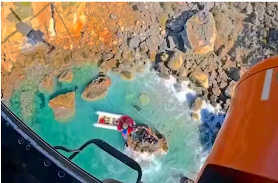 Επιχείρηση διάσωσης μεταναστών στη Σάμο: Συγκλονιστικές εικόνες από τη παρέμβαση Λιμενικού και Πολεμικής Αεροπορίας