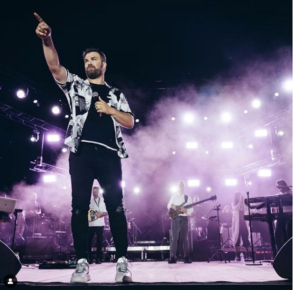 Γιώργος Σαμπάνης: Σταμάτησε την συναυλία στην Σάμο για λόγους υγείας – «Θα κινηθώ δικαστικά»