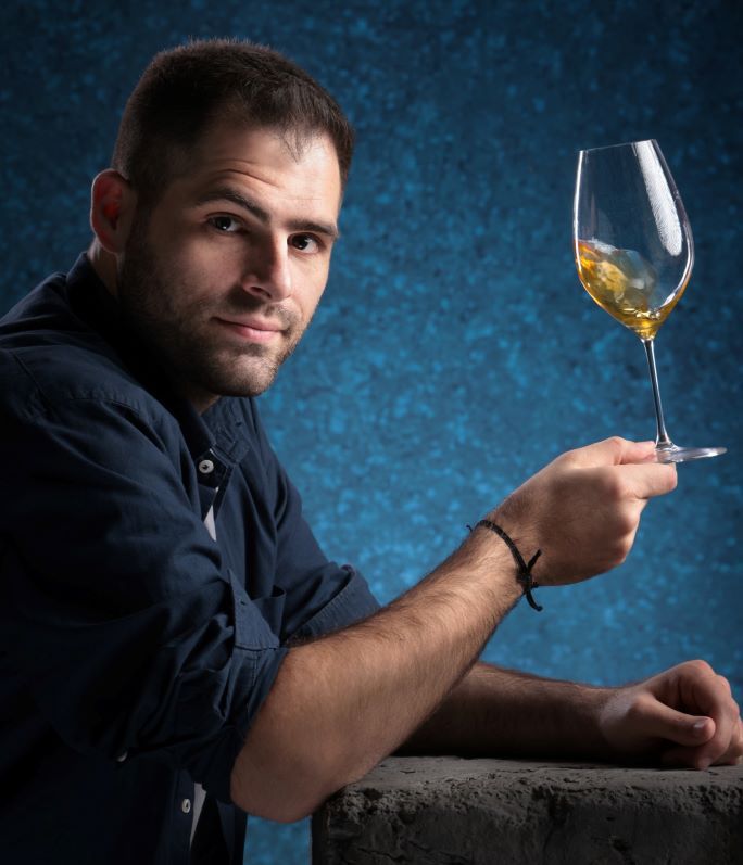 Η πρόταση του διακεκριμένου σομελιέ Άρη Σκλαβενίτη (για την Κυριακή της Τυρινής) που συνδυάζει ΓΑΛΑΤΟΠΙΤΑ με Samos Vin Doux