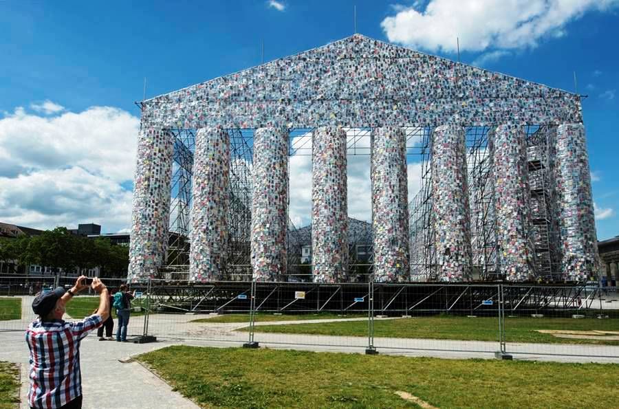 Ο Παρθενώνας των Βιβλίων στο Κάσελ «μοιράζεται» στους επισκέπτες του