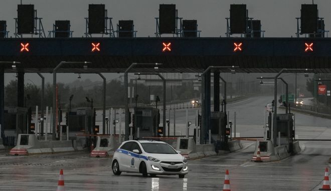 Απαγόρευση κυκλοφορίας: Έλεγχοι στα διόδια, πρόστιμο 300 ευρώ σε επίδοξους εκδρομείς και αφαίρεση πινακίδας