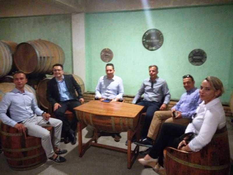 H θάλασσα που μας χωρίζει! Το κρασί που μας ενώνει!