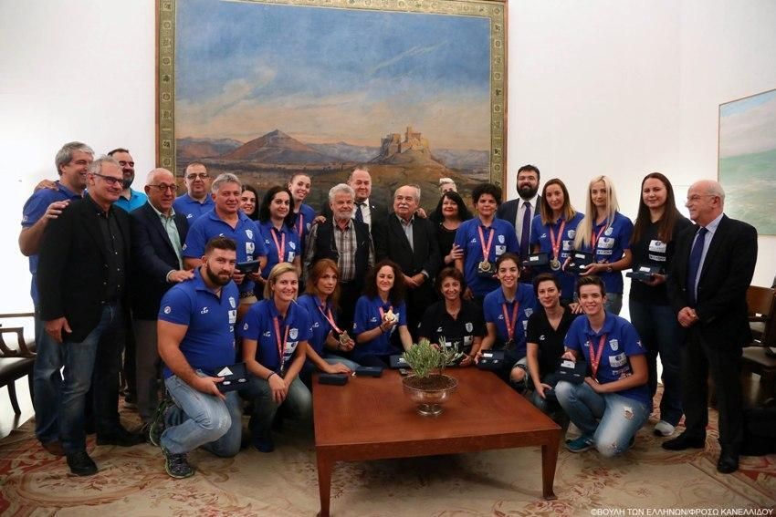 Ολυμπιονίκες της Εθνικής Κωφών στη Βουλή.