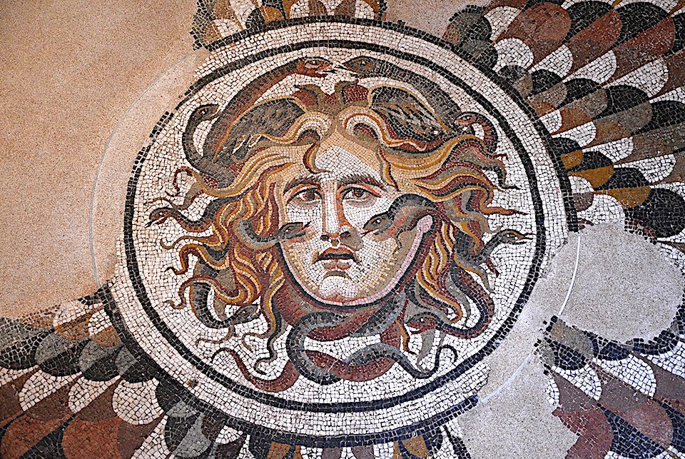 Σάμος: Το κεφάλι της Μέδουσας, ο Περσέας και μια αρχαία πόλη στην περιοχή του Καρλοβάσου