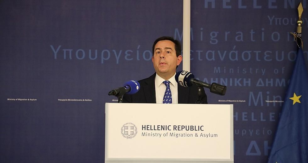 Άτακτη υποχώρηση του Υπουργείου Μετανάστευσης για νησιά και Έβρο