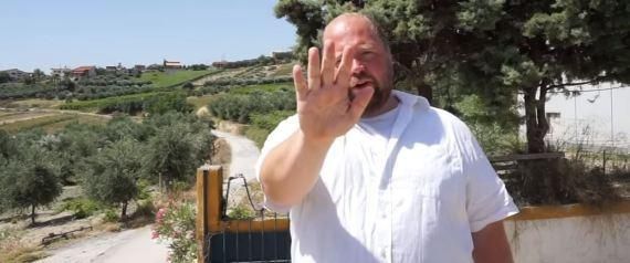 Τι δεν πρέπει να κάνετε στην Ελλάδα: Ένας travel vloger εξηγεί μέσα από ένα αστείο βίντεο