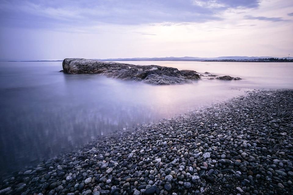 Βότσαλο στο βλεφάρισμα του σκοτεινού βυθού: Μαργαρίτα Ικαρίου
