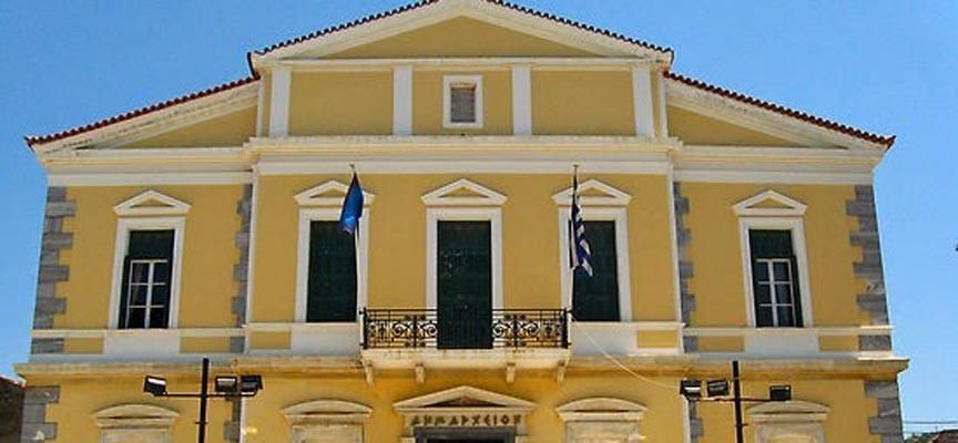 Εμφιαλωμένο νερό σε σχολεία μοίρασε η δημοτική αρχή