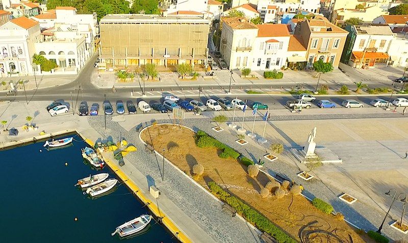 Όταν πιστεύεις ότι  χάνεται ο δημόσιος χώρος σου