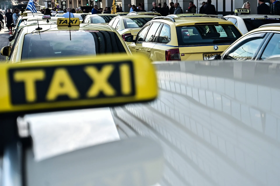 Δύο οδηγοί ταξί συνελήφθησαν στη Σάμο για υπερχρέωση πελατών