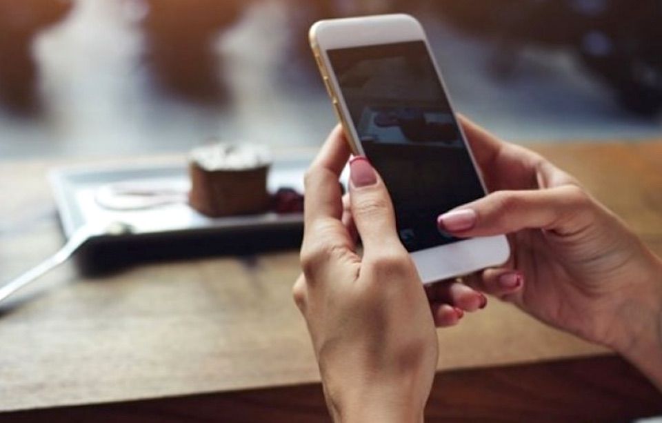 Πως θα απαλλαγείται από τα τέλη κινητής τηλεφωνίας οι συνδρομητές 15-29