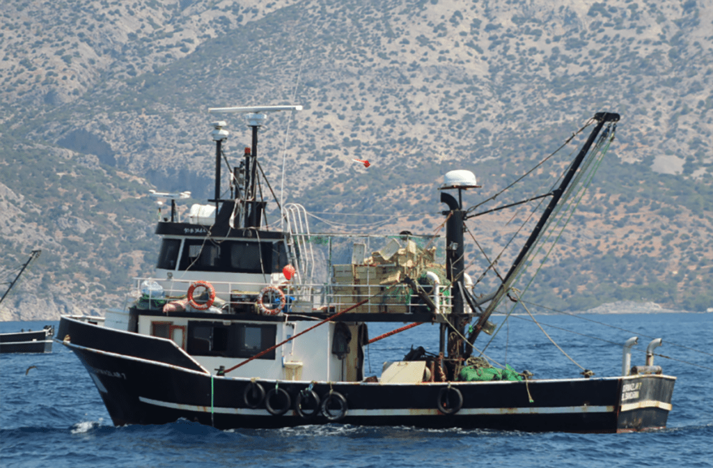 Η παράνομη παράκτια αλιεία από τουρκικά σκάφη στη Σάμο, απειλεί την τοπική αλιεία, το θαλάσσιο περιβάλλον, και την εθνική ασφάλεια